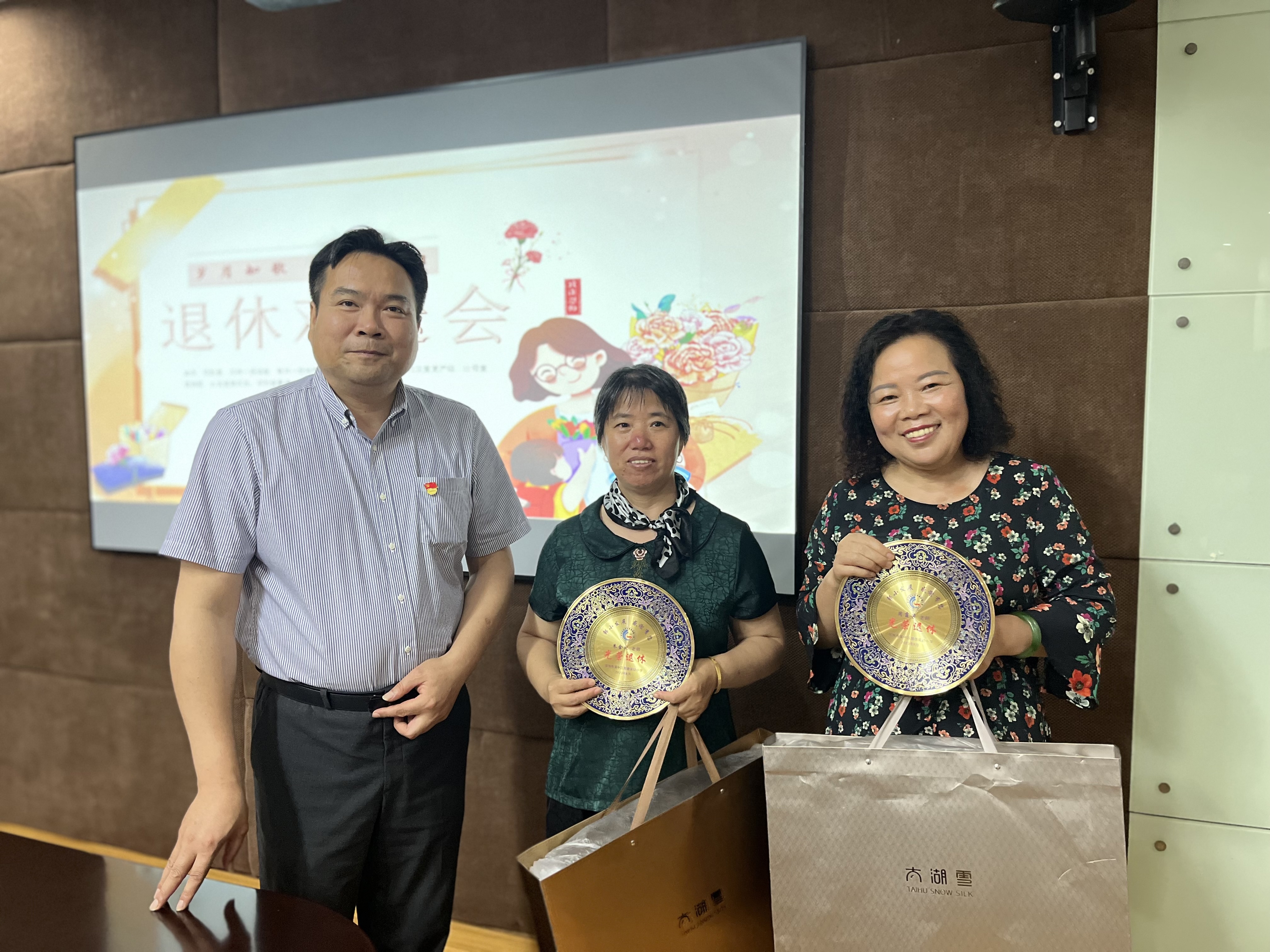 事由：退休教師座談會(huì) 時(shí)間：2023.6.25 地點(diǎn)：底樓會(huì)議室 主要人物：左起郭惠東、朱金鳳、周霞芳 拍攝者：步夢(mèng)佳